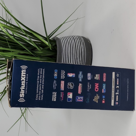 Sirius XM Satellite Radio XM Onyx XDNX1V1 XM Radio + Vehicle Kit New Open Box - Picture 2 of 12